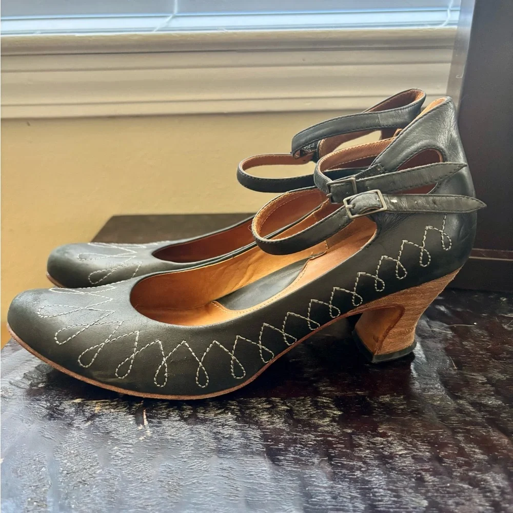 John Fluevog Black Leather Kitten Heels with Stitch Design - Picture 5 of 10